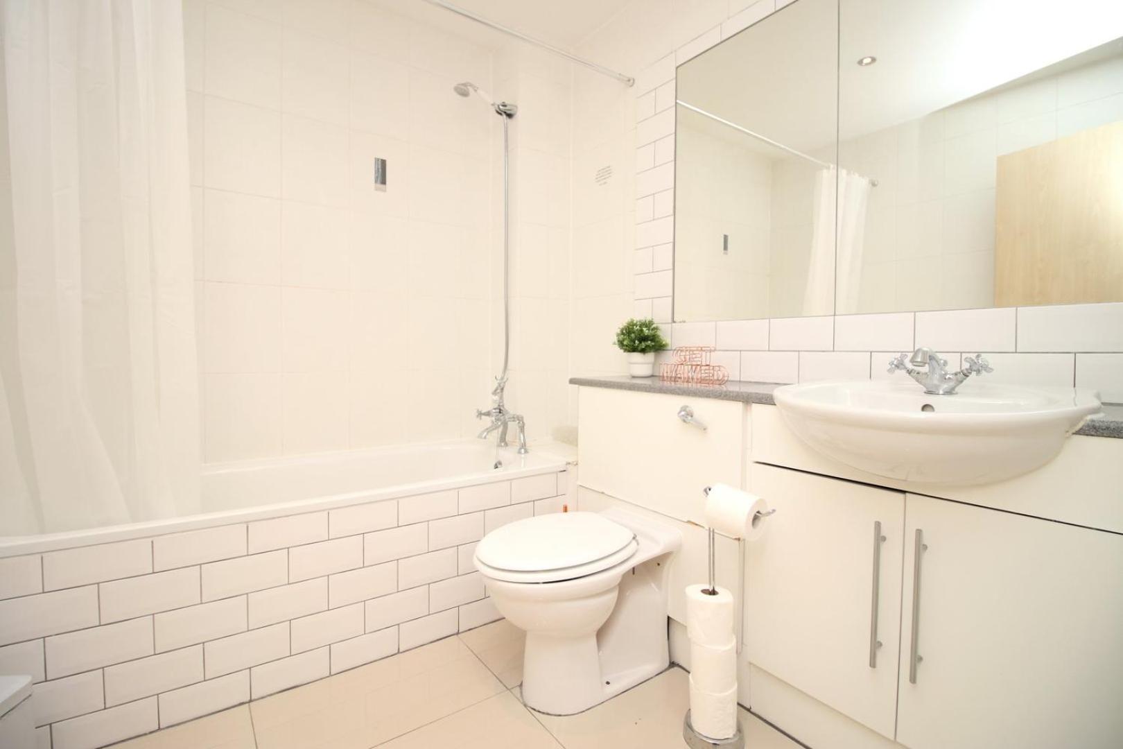 Centrally Located Spacious 2Br | Cohost Partners Кардифф Экстерьер фото