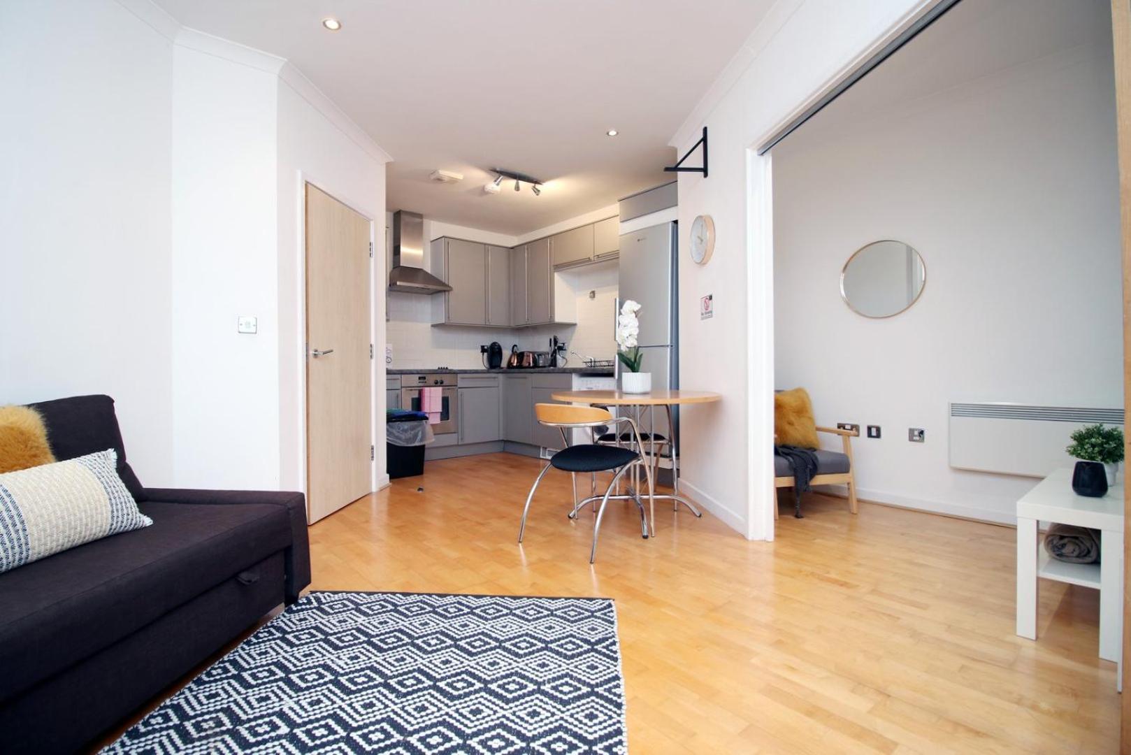 Centrally Located Spacious 2Br | Cohost Partners Кардифф Экстерьер фото