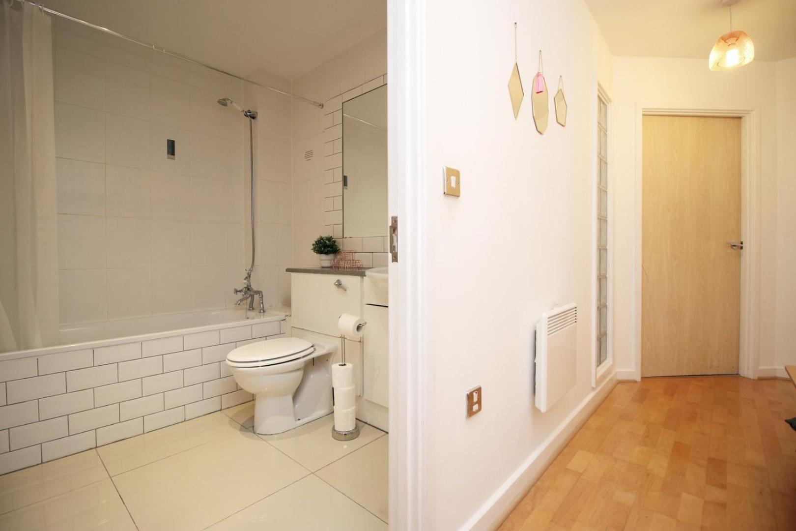 Centrally Located Spacious 2Br | Cohost Partners Кардифф Экстерьер фото